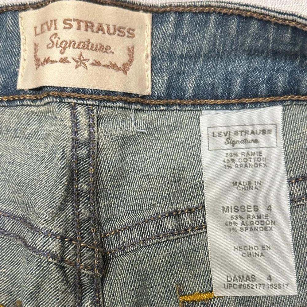Levi's Women's Classic Blue Jean Shorts - Picture 6 of 10